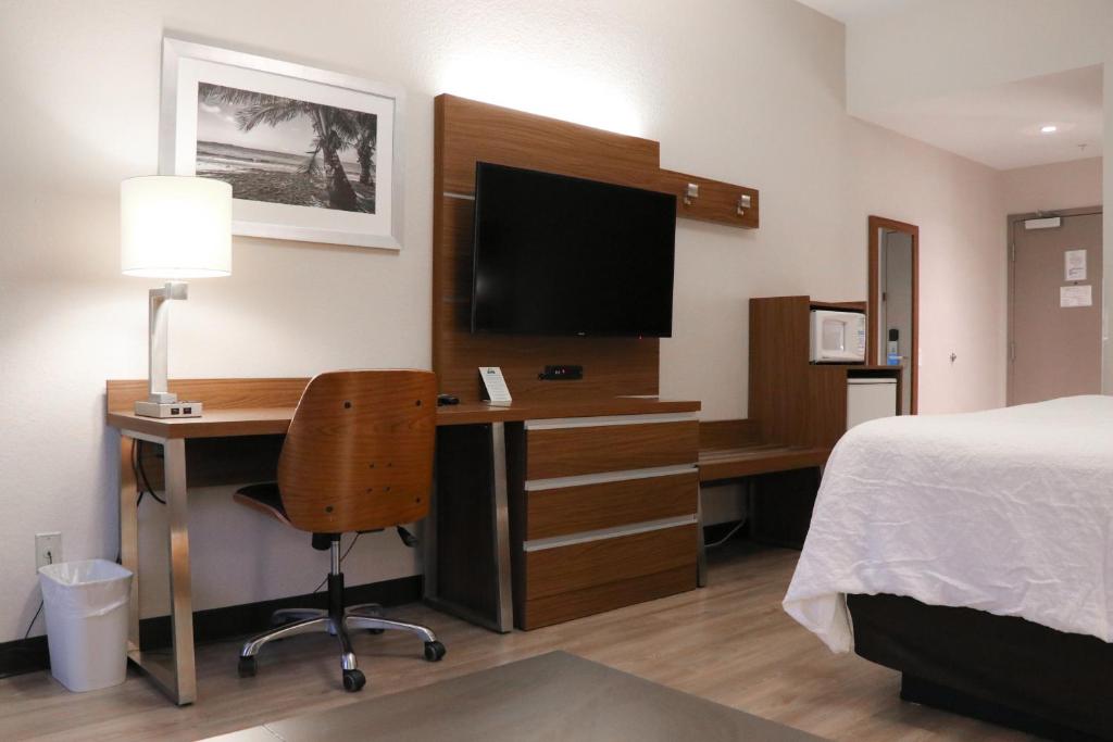 Days Inn & Suites by Wyndham Fort Myers Near JetBlue Park image 20