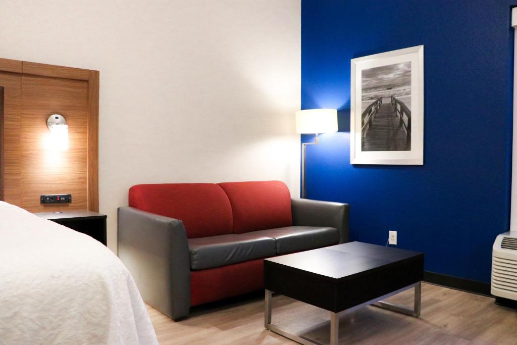 Days Inn & Suites by Wyndham Fort Myers Near JetBlue Park image 21