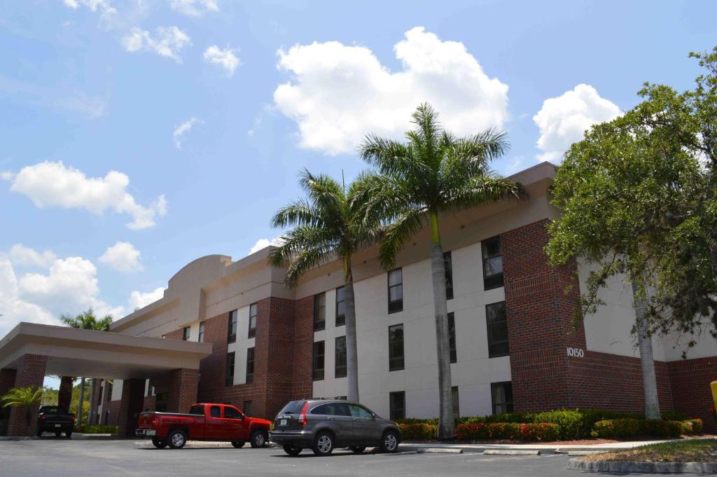 Days Inn & Suites by Wyndham Fort Myers Near JetBlue Park image 6