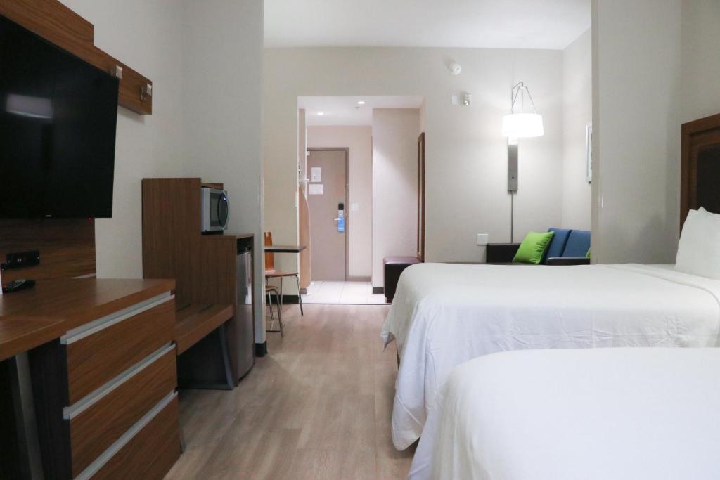 Days Inn & Suites by Wyndham Fort Myers Near JetBlue Park image 9